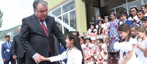 Эмомали Рахмон вручил праздничные подарки сиротам - Sputnik Тоҷикистон