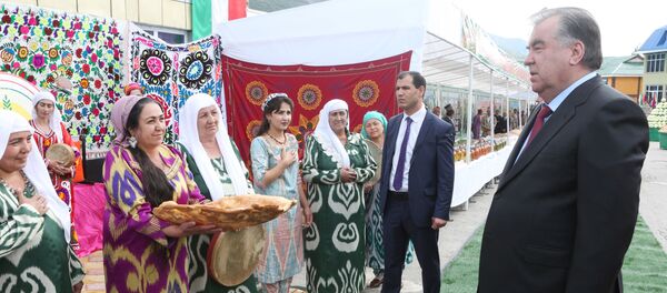 Эмомали Рахмон в ходе рабочей поездки в район Сангвор - Sputnik Тоҷикистон