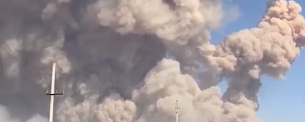 Взрывы и паника: военные эвакуируют местных жителей - видео - Sputnik Тоҷикистон