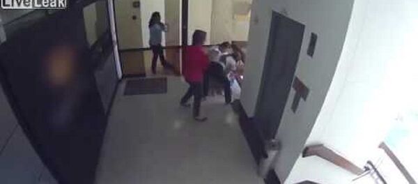 Страшный сон каждой матери: женщина чудом спасла ребенка – видео - Sputnik Таджикистан