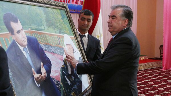 Президенту Таджикистана вручили картину - Sputnik Таджикистан