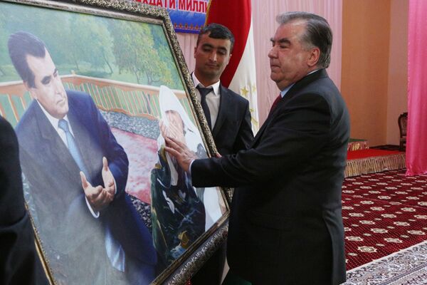 Президенту Таджикистана вручили картину - Sputnik Таджикистан