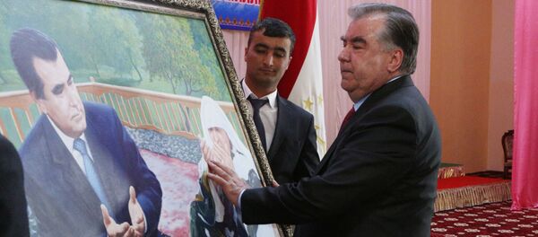 Президенту Таджикистана вручили картину - Sputnik Тоҷикистон