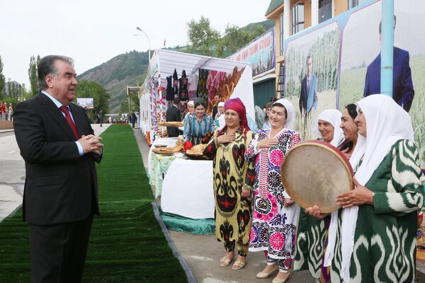 Эмомали Рахмон в ходе рабочей поездки в район Сангвор - Sputnik Таджикистан
