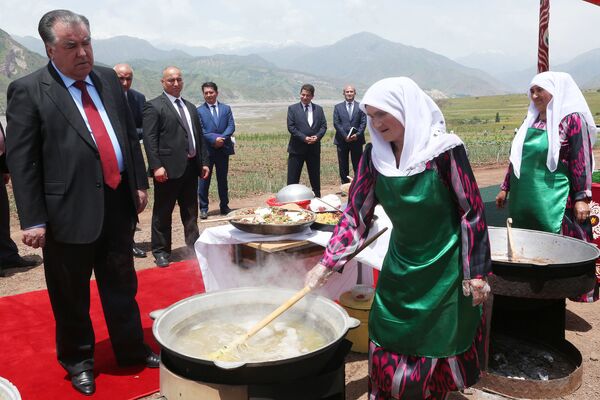 Эмомали Рахмон посетил село Холибеки и Хумдон - Sputnik Таджикистан