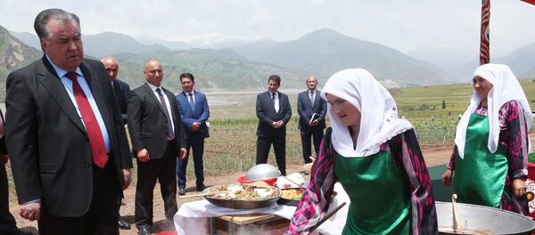 Эмомали Рахмон посетил село Холибеки и Хумдон - Sputnik Тоҷикистон