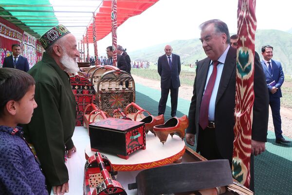 Эмомали Рахмон посетил село Холибеки и Хумдон - Sputnik Таджикистан