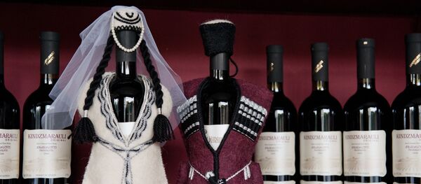 Бутылки вина на полках в Тбилиси - Sputnik Таджикистан