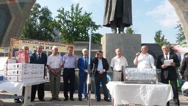 Корманди Кумитаи кор бо занон аз Рӯдакӣ китоб хариду 10 000 сомонӣ бурд кард Корманди Кумитаи кор бо занон аз Рӯдакӣ китоб хариду 10 000 сомонӣ бурд кард - Sputnik Тоҷикистон
