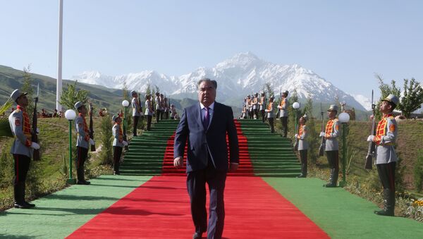 Президент Таджикистана Эмомали Рахмон посетил Таджикабадский район - Sputnik Тоҷикистон