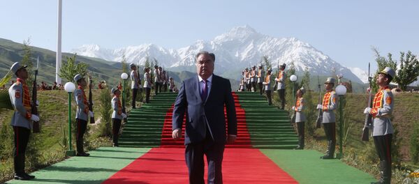 Президент Таджикистана Эмомали Рахмон посетил Таджикабадский район Президент Таджикистана Эмомали Рахмон посетил Таджикабадский район - Sputnik Тоҷикистон