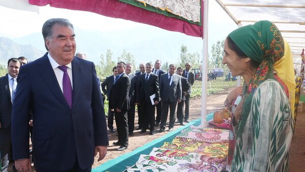 Президент Таджикистана Эмомали Рахмон посетил Таджикабадский район  - Sputnik Таджикистан