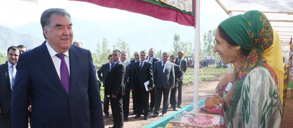 Президент Таджикистана Эмомали Рахмон посетил Таджикабадский район  - Sputnik Таджикистан