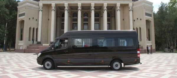 Аҳмадзода ба Театри мазҳака ва мусиқии ба номи Камоли Хуҷандӣ мошин тӯҳфа кард  - Sputnik Тоҷикистон