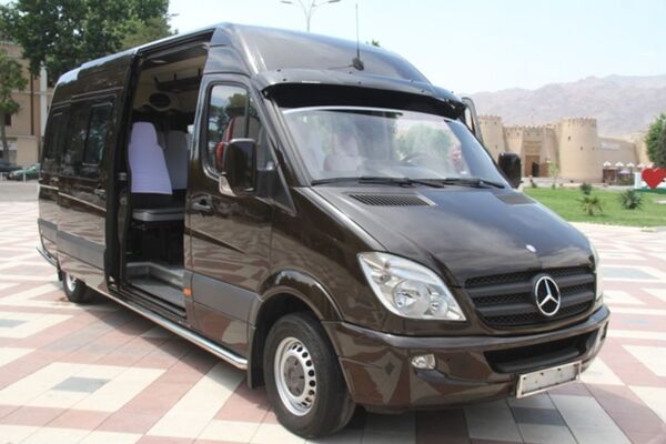 Аҳмадзода ба театри ба номи Камоли Хуҷандӣ мошини Мercedes Sprinter тақдим кард - Акс Аҳмадзода ба театри ба номи Камоли Хуҷандӣ мошини Мercedes Sprinter тақдим кард - Акс - Sputnik Тоҷикистон