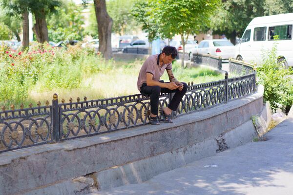 Люди, работающие в помещении, можно сказать, счастливчики - от полуденного зноя их спасает кондиционер и вентилятор. А вот те, кому приходится работать на улице, обливаясь потом, прячутся от солнца либо в тени деревьев. Прохладнее от этого не станет, зато солнечный удар не хватит - Sputnik Таджикистан