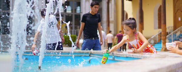 Девочка набирает холодную воду из фонтана Девочка набирает холодную воду из фонтана - Sputnik Тоҷикистон