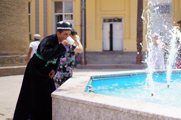 Мужчина пьет холодную воду из фонтана - Sputnik Таджикистан