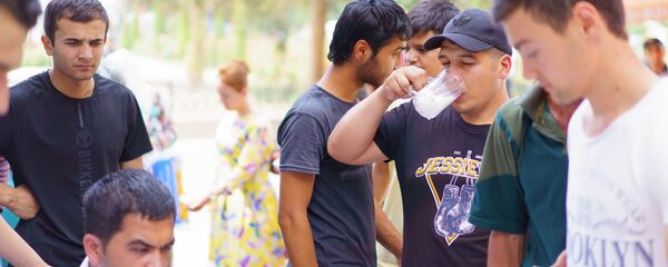 Мужчина утоляет жажду прохладным айраном - Sputnik Тоҷикистон