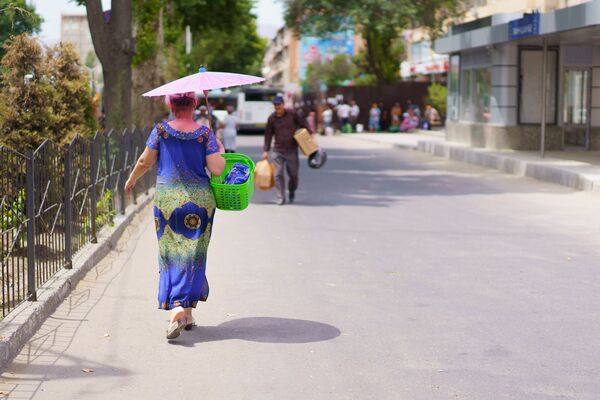 Днем улицы города немноголюдны, так как жители разумно стараются как можно меньше времени проводить на жаре - Sputnik Таджикистан
