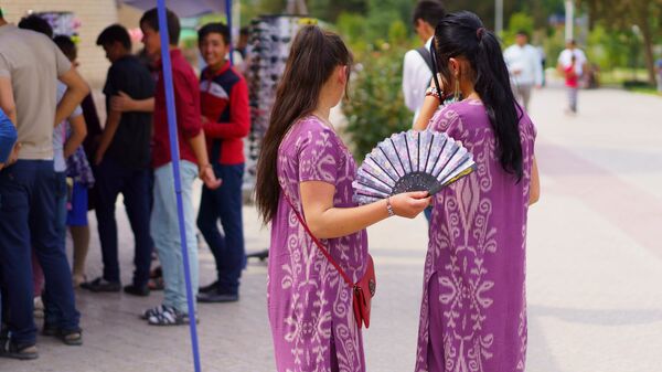 Девушки с веером в Таджикистане - Sputnik Таджикистан