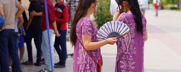 Девушки с веером в Таджикистане - Sputnik Тоҷикистон