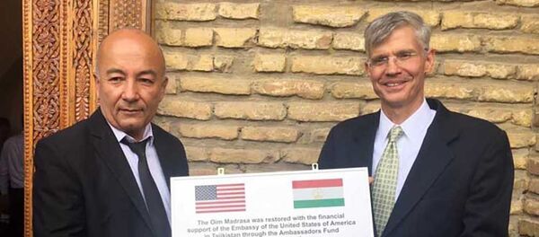 Посол Соединенных Штатов Америки в Таджикистане Джон Марк Поммершайм принял участие на церемонии открытия исторического медресе Оим - Sputnik Тоҷикистон