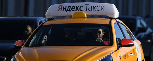 Такси на одной из улиц Москвы - Sputnik Тоҷикистон
