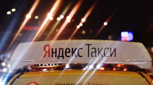 Короб на крыше автомобиля службы Яндекс Такси - Sputnik Таджикистан