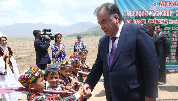 Президент Таджикистана Эмомали Рахмон в Раштском районе - Sputnik Тоҷикистон