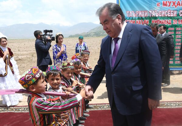 Президент Таджикистана Эмомали Рахмон в Раштском районе - Sputnik Таджикистан