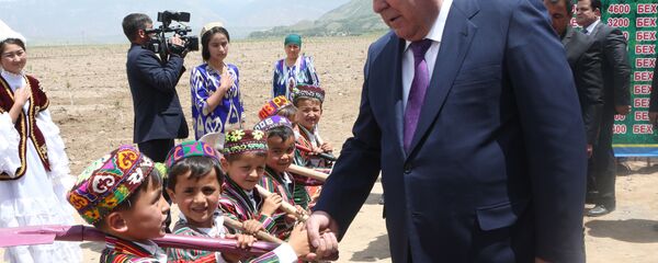 Президенти Тоҷикистон Эмомалӣ Раҳмон дар ноҳияи  Рашт - Sputnik Тоҷикистон