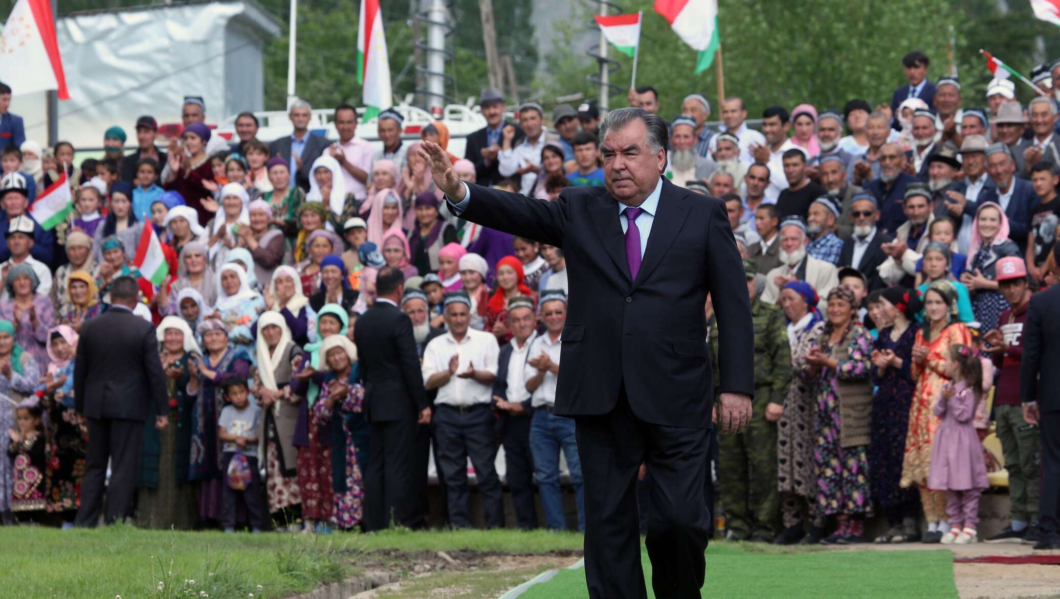 Таджикистан бапеш. Президент Республики Таджикистан Эмомали Рахмон. Лидер нации Эмомали Рахмон. Президент Таджикистана 2019. Эмомали Рахмон 2006 Рашт.