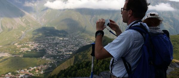 Туристы фотографируют посёлок городского типа Степанцминда (Казбеги) в Грузии - Sputnik Тоҷикистон