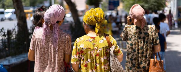 Таджикские женщины на улице - Sputnik Тоҷикистон