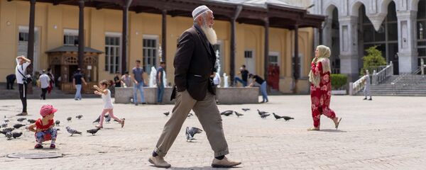 Дедушка идет по улице, архивное фото - Sputnik Тоҷикистон