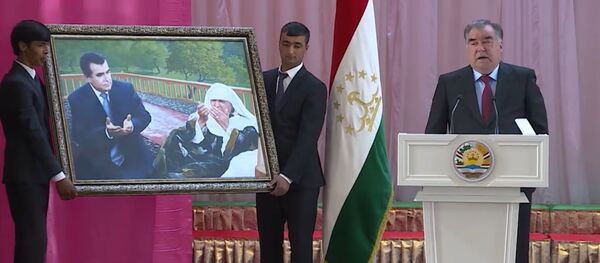 Эмомали Рахмон расчувствовался вспоминая о маме - Sputnik Тоҷикистон