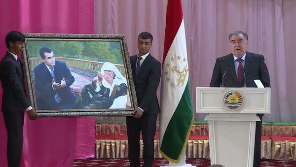 Эмомали Рахмон расчувствовался, вспоминая о маме - Sputnik Таджикистан