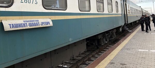Поезд АО Узбекистон темир йуллари Ташкент - Ургенч Поезд АО Узбекистон темир йуллари Ташкент - Ургенч - Sputnik Таджикистан