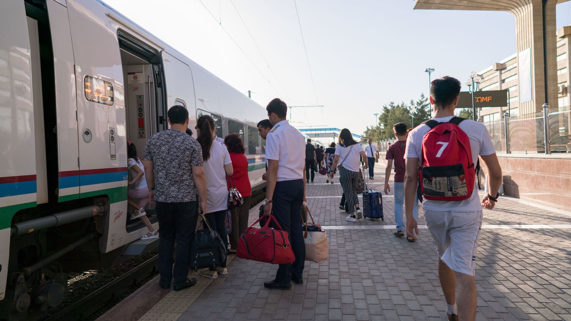Посадка пассажиров на скоростной поезд Афросиаб на вокзале города Самарканд - Sputnik Таджикистан, 1920, 15.06.2022
