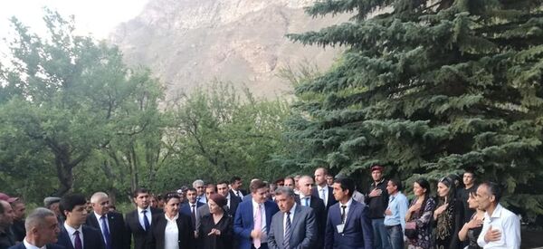 Шоҳзода Алӣ Муҳаммад Оқохон дар Боғи набототи Помир дар ВМКБ - Sputnik Тоҷикистон