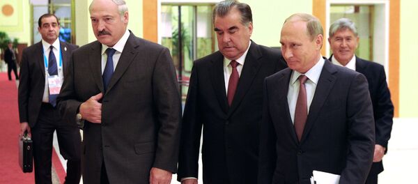 Президент России Владимир Путин, президент Таджикистана Эмомали Рахмон и президент Белоруссии Александр Лукашенко - Sputnik Тоҷикистон