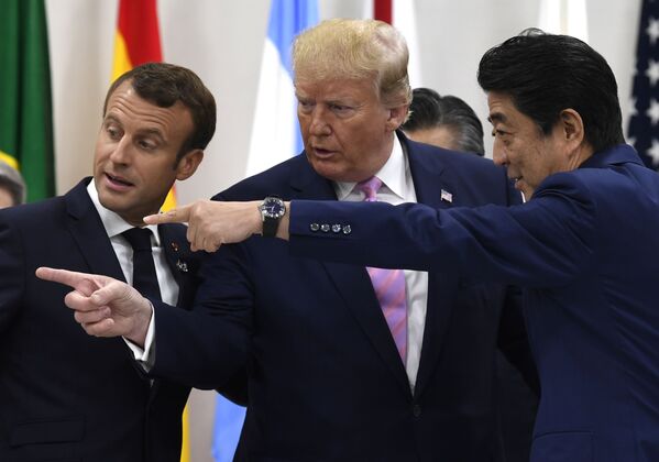Президент Франции Эммануэль Макрон, президент Дональд Трамп и премьер-министр Японии Синдзо Абэ перед рабочей сессией на саммите G-20 в Осаке, Япония - Sputnik Таджикистан