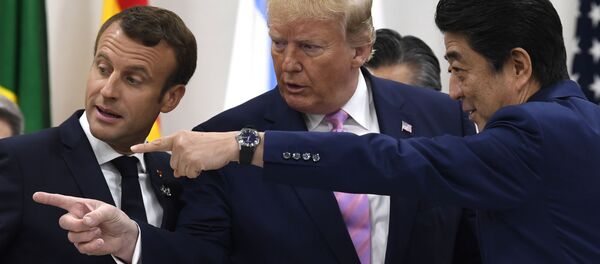 Президент Франции Эммануэль Макрон, президент Дональд Трамп и премьер-министр Японии Синдзо Абэ перед рабочей сессией на саммите G-20 в Осаке, Япония - Sputnik Тоҷикистон