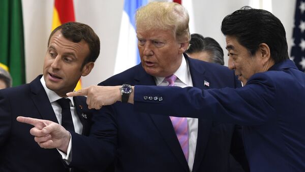 Президент Франции Эммануэль Макрон, президент Дональд Трамп и премьер-министр Японии Синдзо Абэ перед рабочей сессией на саммите G-20 в Осаке, Япония - Sputnik Тоҷикистон