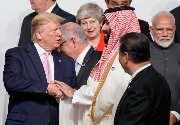 Наследный принц Саудовской Аравии Мухаммед ибн Салман Аль Сауд обменивается рукопожатием с президентом США Дональдом Трампом во время фотосессии семейных фотографий на саммите лидеров G20 в Осаке, Япония - Sputnik Таджикистан