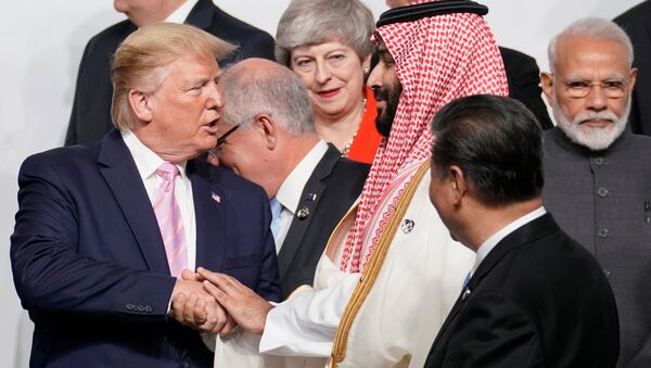 Наследный принц Саудовской Аравии Мухаммед ибн Салман Аль Сауд обменивается рукопожатием с президентом США Дональдом Трампом во время фотосессии семейных фотографий на саммите лидеров G20 в Осаке, Япония - Sputnik Таджикистан