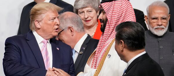 Наследный принц Саудовской Аравии Мухаммед ибн Салман Аль Сауд обменивается рукопожатием с президентом США Дональдом Трампом во время фотосессии семейных фотографий на саммите лидеров G20 в Осаке, Япония - Sputnik Таджикистан