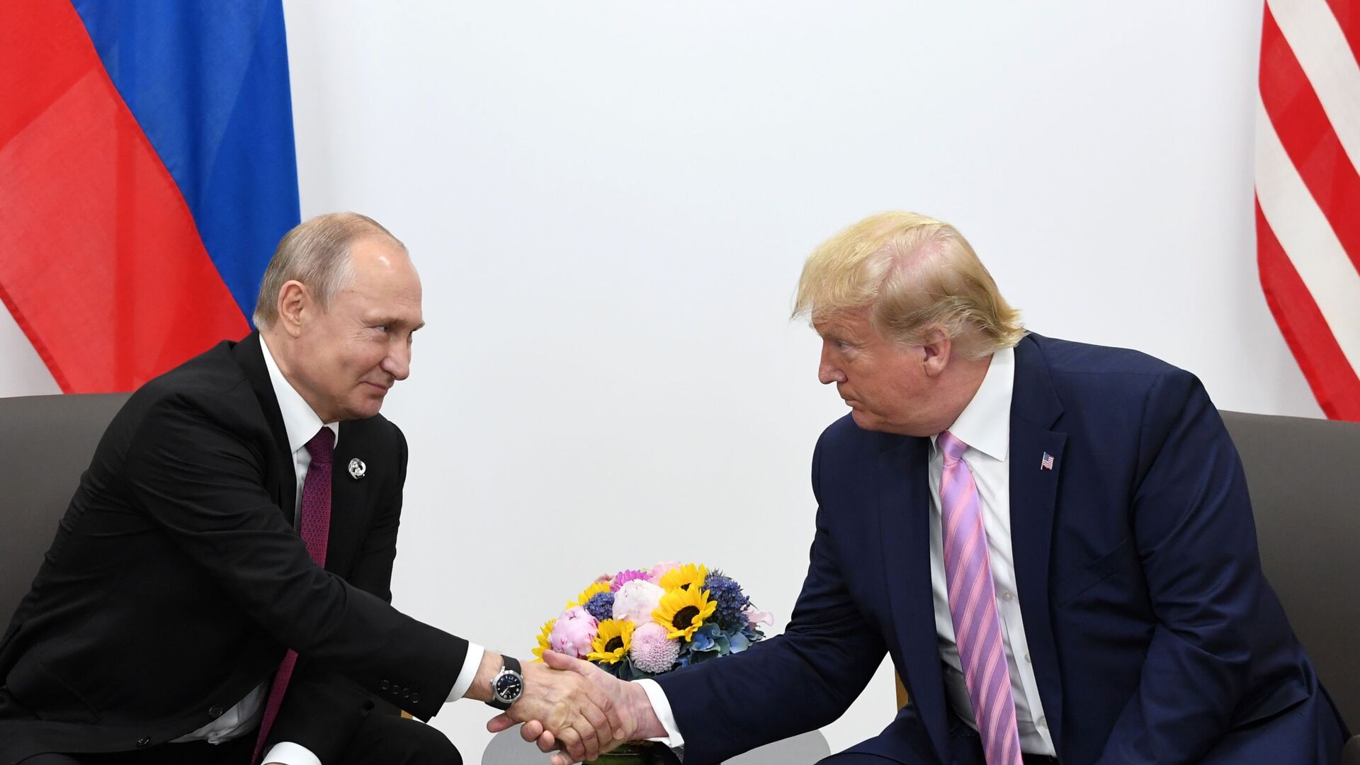 Президент РФ Владимир Путин и президент США Дональд Трамп во время встречи на полях саммита Группы двадцати в Осаке - Sputnik Таджикистан, 1920, 04.04.2022