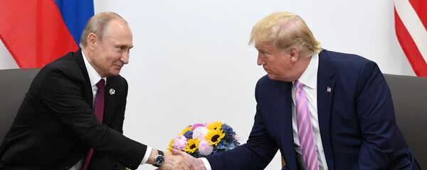 Президент РФ Владимир Путин и президент США Дональд Трамп во время встречи на полях саммита Группы двадцати в Осаке - Sputnik Таджикистан